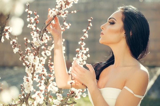 Femme avec fleur de printemps