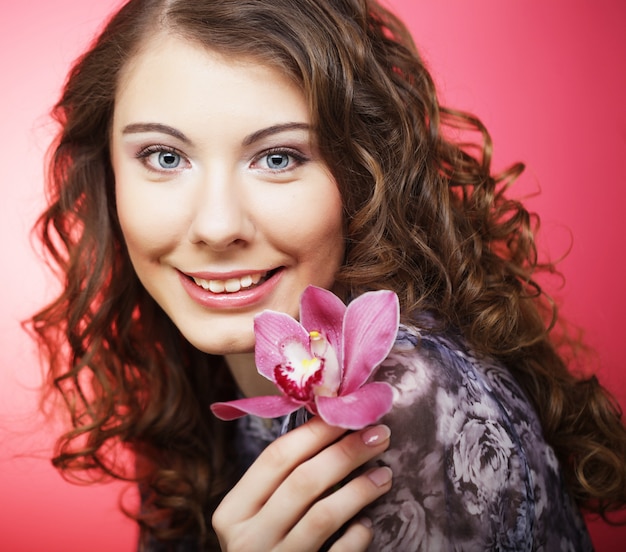 Femme, à, fleur rose, sur, fond rose