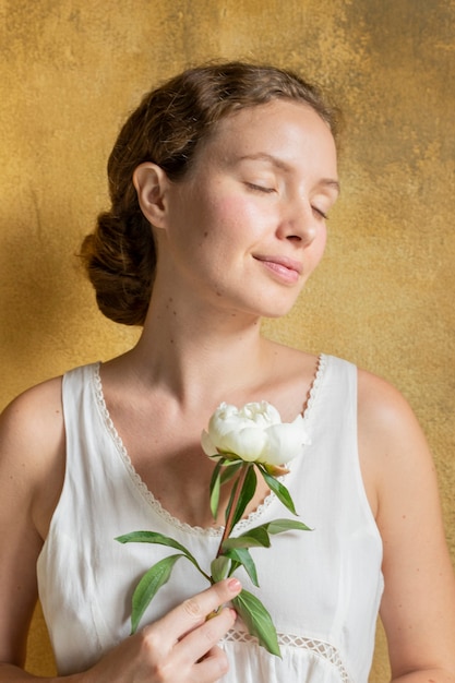 Femme avec une fleur de snowboard paeonia blanc