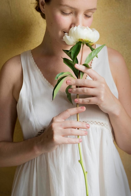 Femme avec une fleur de snowboard paeonia blanc