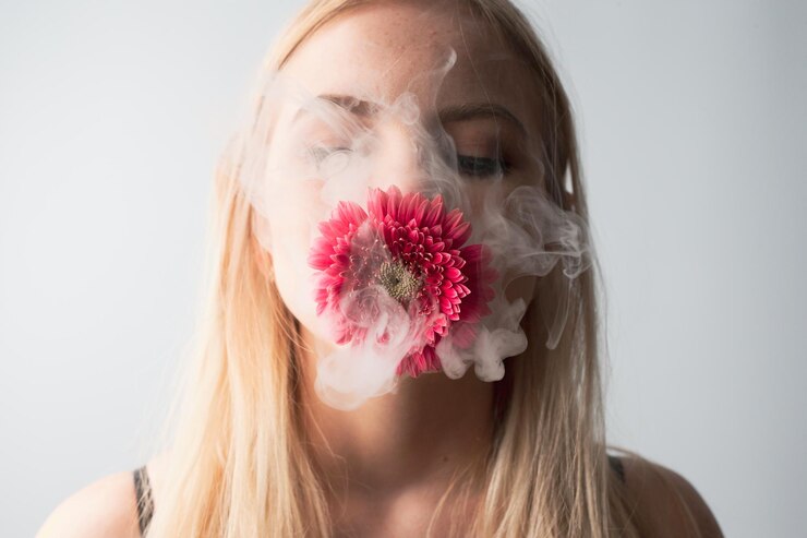 Photo femme avec une fleur