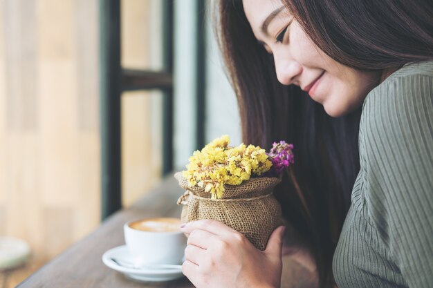 Femme avec une fleur