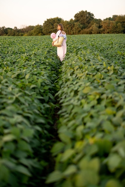 Femme avec des fleurs sur un champ