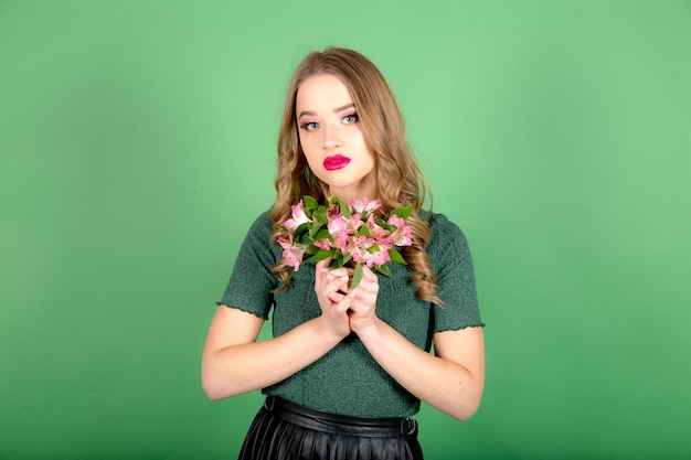 Femme avec des fleurs sur fond vert