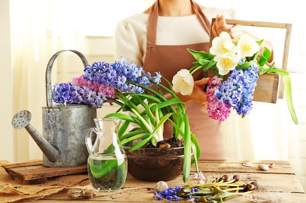 Femme et fleurs à l'intérieur