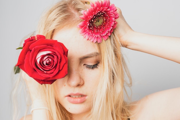 Une femme avec des fleurs