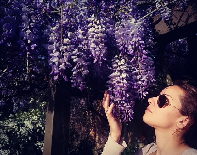 Femme avec des fleurs