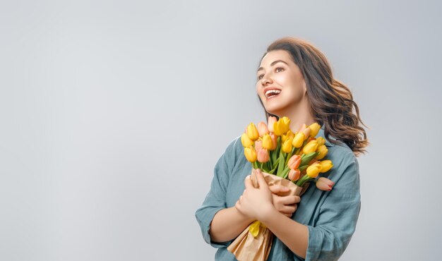 Photo une femme avec des fleurs.