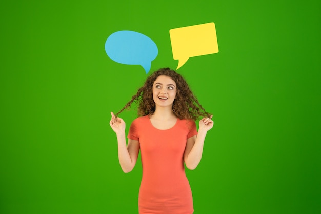 La femme flirte près d'un dialogue signe sur le fond vert