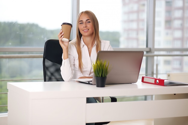 Femme focalisée travaillant sur son ordinateur