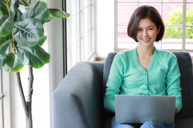 Femme, fonctionnement, chambre à coucher, sourire