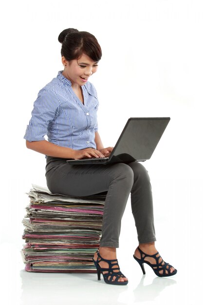 Femme, fonctionnement, ordinateur portable, séance, pile, paperasserie