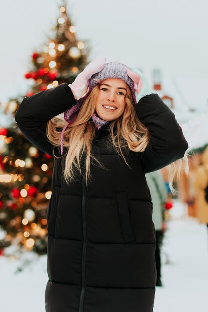 femme sur le fond d'un arbre de noël en hiver