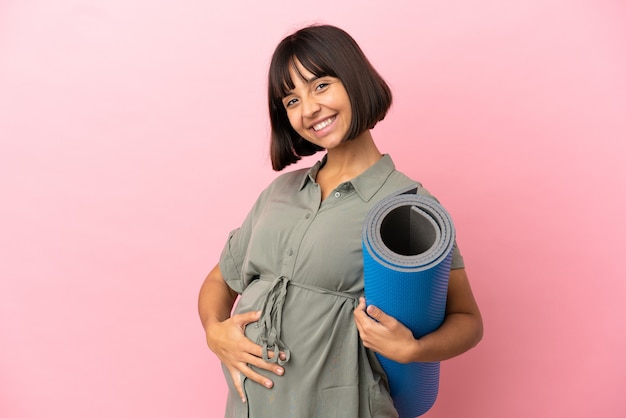 Femme sur fond isolé enceinte et aller à des cours de yoga