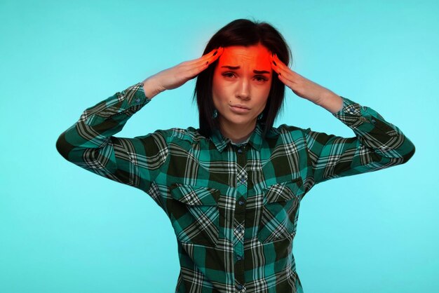 Femme sur fond isolé avec la main sur la tête pour la douleur dans la tête parce que le stress souffre de migraines