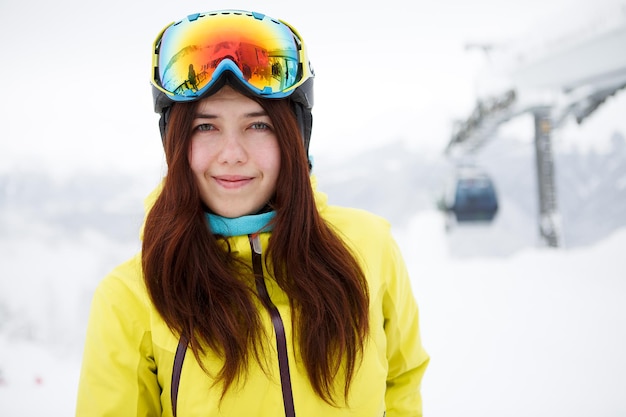 Femme sur fond de neige hiver et monts