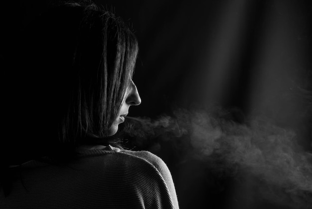 Photo femme sur un fond noir