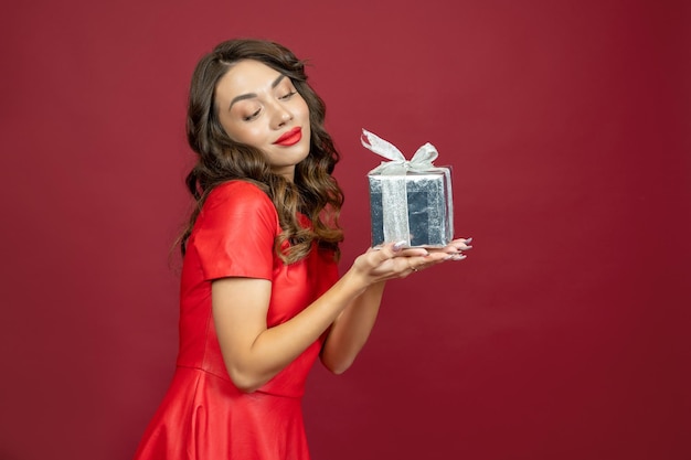 Femme sur fond rouge