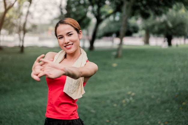 femme de force de portrait étirement des muscles biceps.