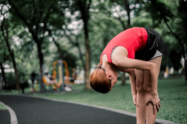 femme de force de portrait étirement des muscles biceps.