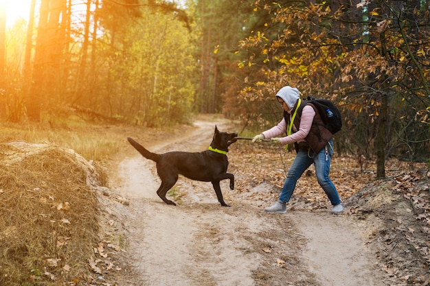 Femme, formation, chien, randonnée, forêt