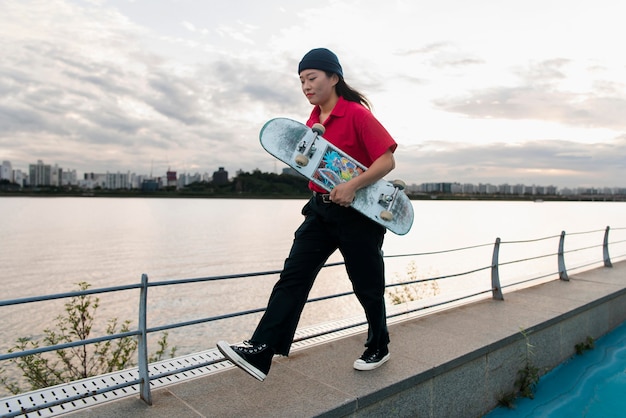 Photo femme en formation de skate park