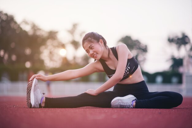 Femme en forme dans le stade