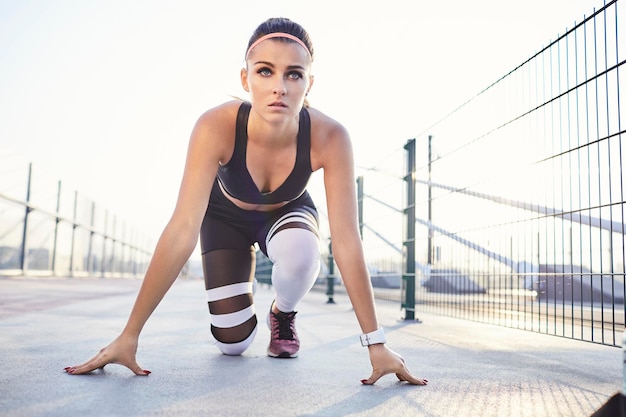 Femme en forme prête à sprinter