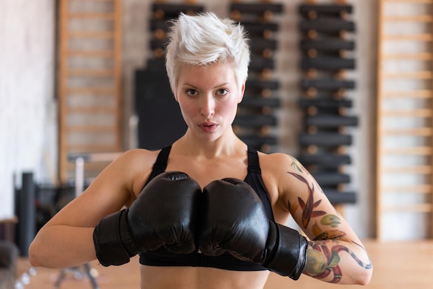 Une femme forte s'entraîne dans la salle de gym crossfit