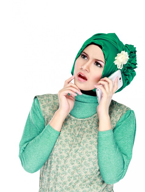 Femme avec foulard appelant par téléphone