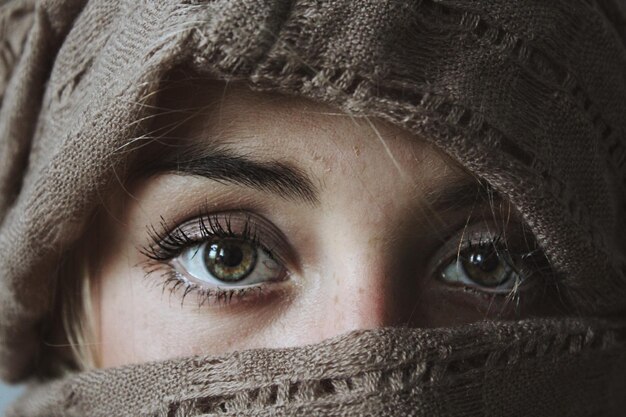 Une femme avec un foulard couvrant ses yeux