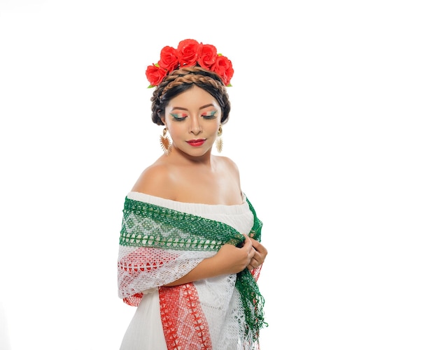 Femme avec foulard et maquillage aux couleurs du drapeau mexicain Fond blanc