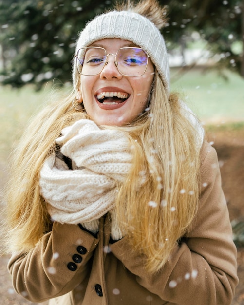 Femme Avec Foulard Profitant De La Neige Dans Le Parc En Hiver