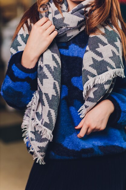 Femme avec foulard et pull bleu