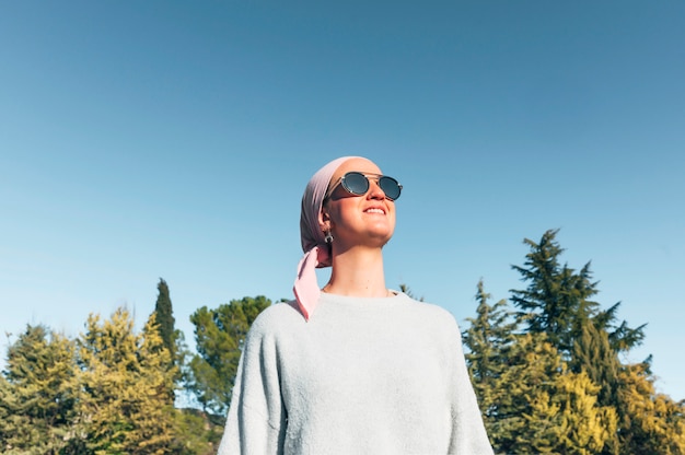 Femme avec foulard rose, a un cancer