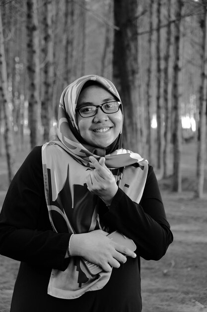 Photo une femme en foulard sourit à la caméra.