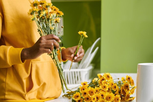 femme, fraisage, fleurs