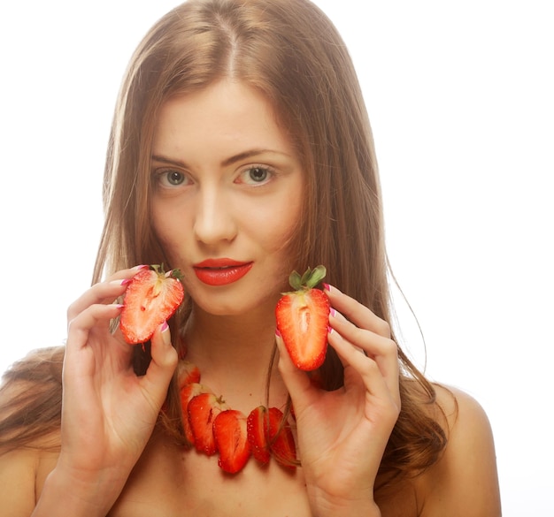 Femme avec fraise sur fond blanc