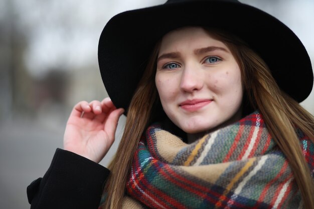 Femme française pour une promenade au début du printemps en plein air