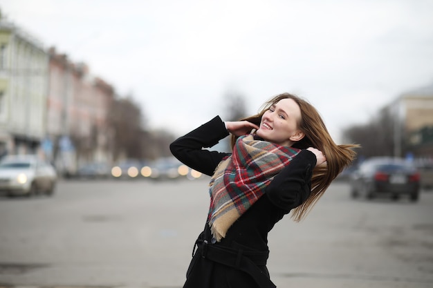 Femme française pour une promenade au début du printemps en plein air