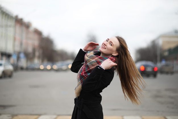 Femme française pour une promenade au début du printemps en plein air