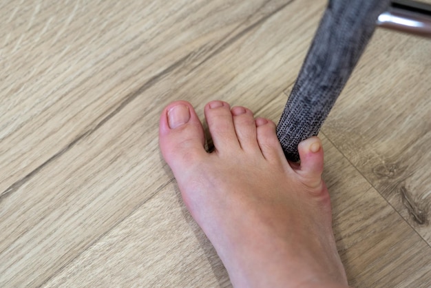 Une femme a frappé un meuble avec le petit orteil incident à la maison blessure du petit doigt du pied