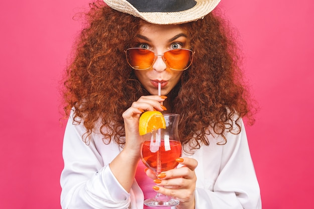 Femme frisée avec un cocktail