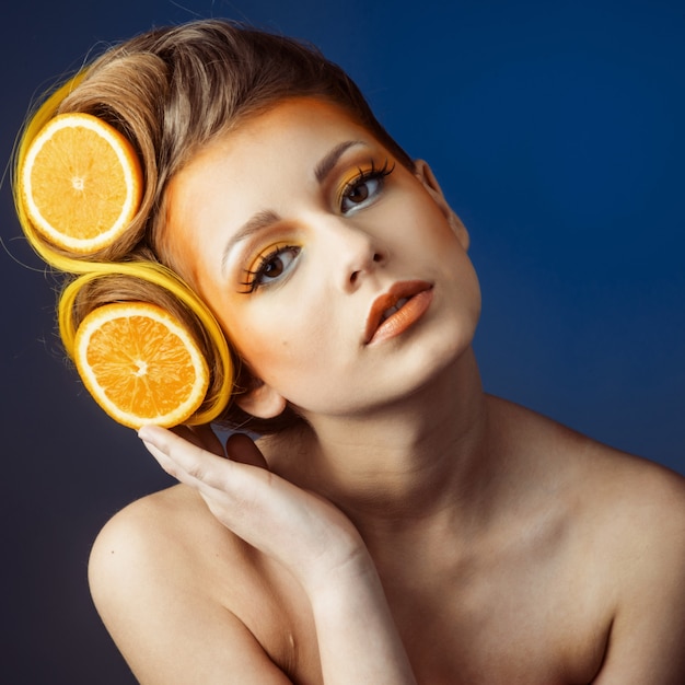 Femme Avec Fruit Dans Cheveux