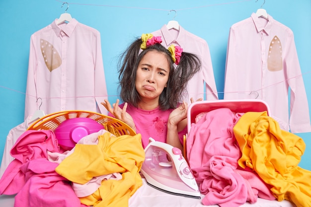 La femme frustrée mécontente regarde tristement