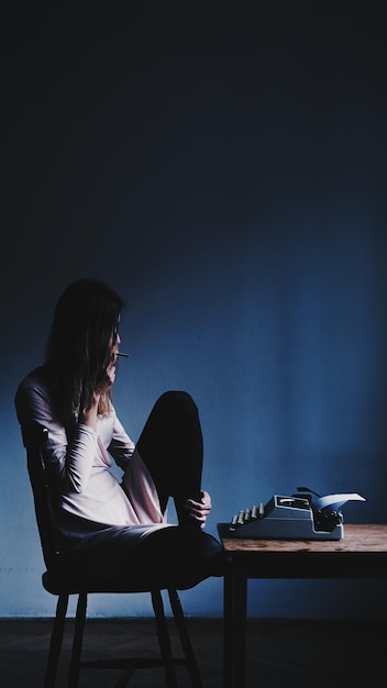 Femme fumant alors qu'elle est assise à la maison