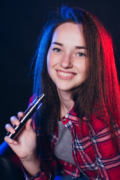 Femme fumant une cigarette électronique avec de la fumée