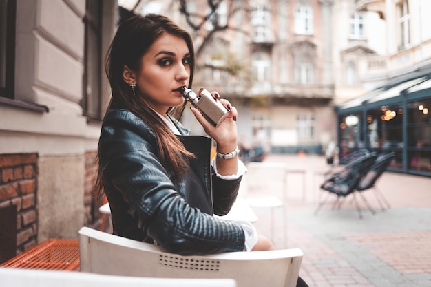 Femme fumant une cigarette électronique