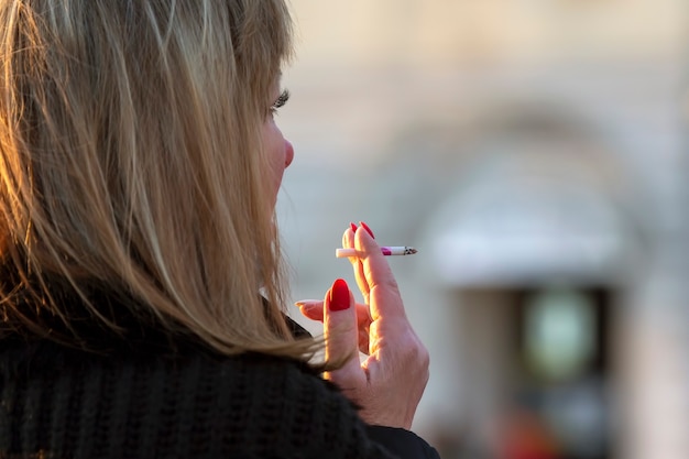 Femme Fume Une Cigarette Dans La Rue. Mauvaise Habitude.