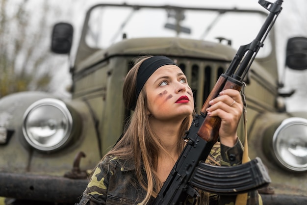 Femme, à, fusil, poser, sur, voiture militaire